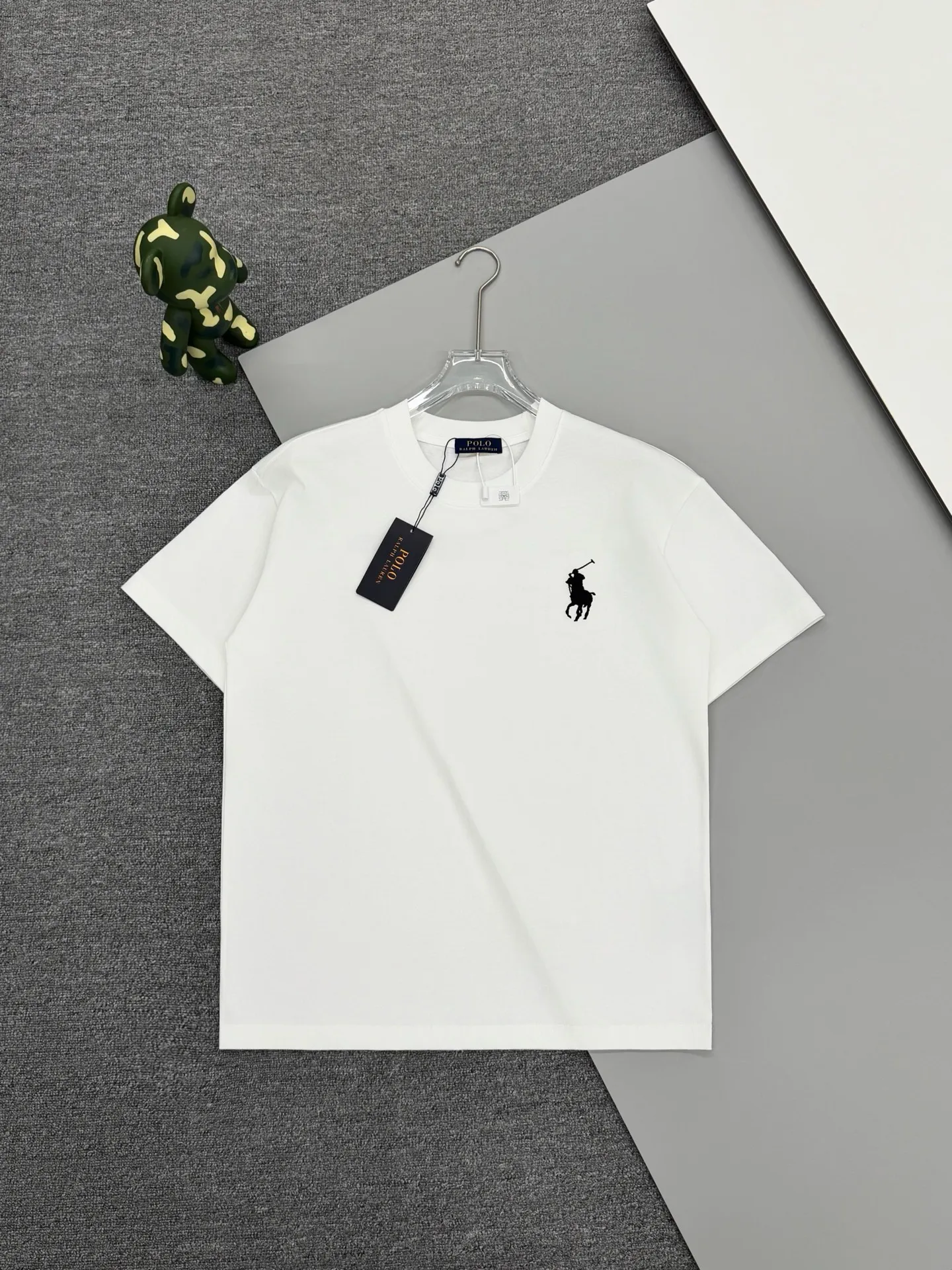 P160 [High Quality]Ralph Lauren*Ralph Lauren embroidery micro-label simple‼ ️Short-sleeved T-shirt 💗Ralph Lauren classic short-sleeved T-shirt, custom-made 280g pure cotton fabric, soft and breathable, classic horseback golf🏌️ embroidery on the chest, logo + logo embroidery on the back, simple and recognizable. Round neck design, neat tailoring, customized 280g pure cotton fabric, soft and smooth to the touch, great breathability, super comfortable to wear in summer! The same loose version for men and women, OK to wear alone or layered, versatile ~ 𝐂𝐎𝐋𝐎𝐔𝐑: black white 𝐒𝐈𝐙𝐄: S-xL Size chart: S: Shoulder width 51 - Bust 55 - Clothing length 70 M: Shoulder width 53 - Bust 57 - Clothing length 72 L: Shoulder width 55 - Bust 59 - Clothing length 74 XL: Shoulder width 57 - Bust 61 - Clothing length 76